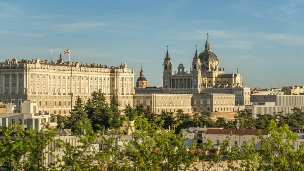 ✈️ El vuelo no está incluido en el paquete que nosotros ofrecemos. No tardarás muchos minutos en cogerlo por internet.✈️